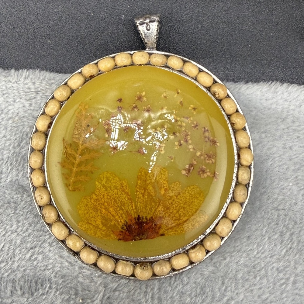 Vintage Estate Pendant Round Silver Tone Dried Flower Resin Yellow 70s‎